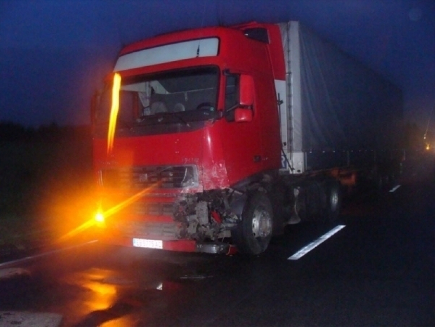 Под Волгоградом грузовик раздавил легковушку: 2 погибли 