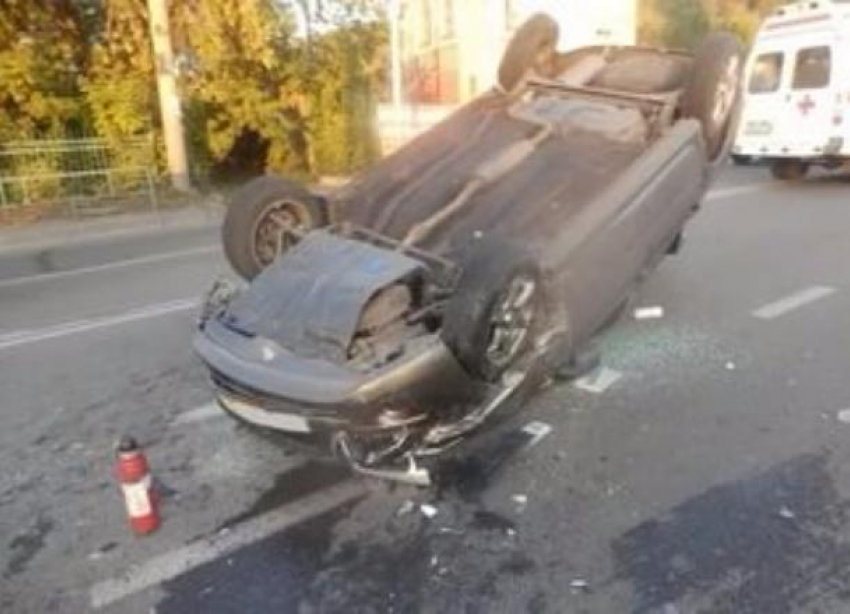 На юге Волгограда перевернулась «Лада» с семью пассажирами в салоне 