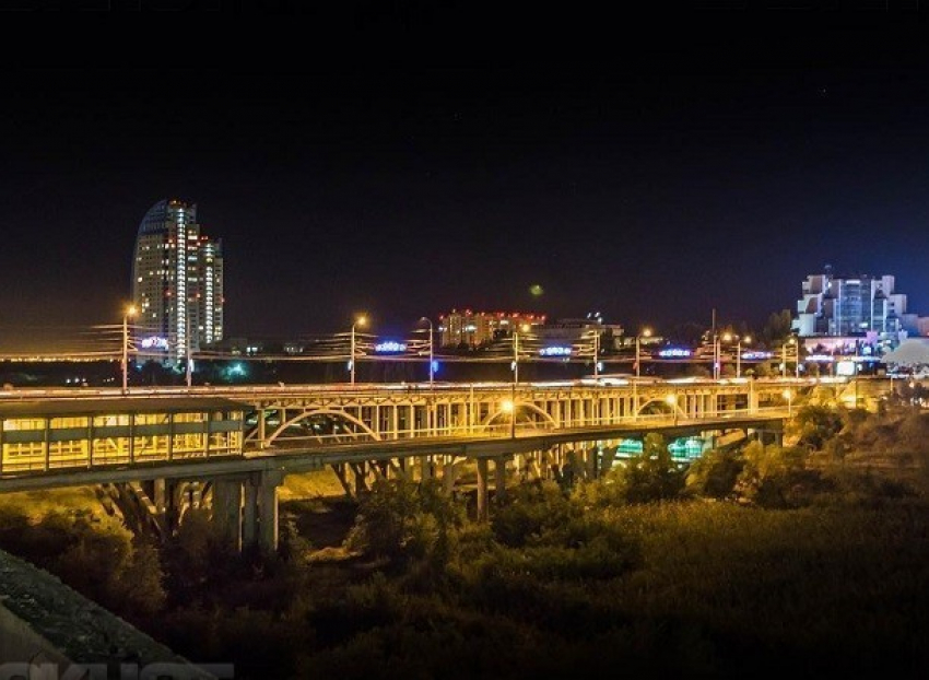 Через несколько дней заработает постоянная подсветка астраханского моста в Волгограде