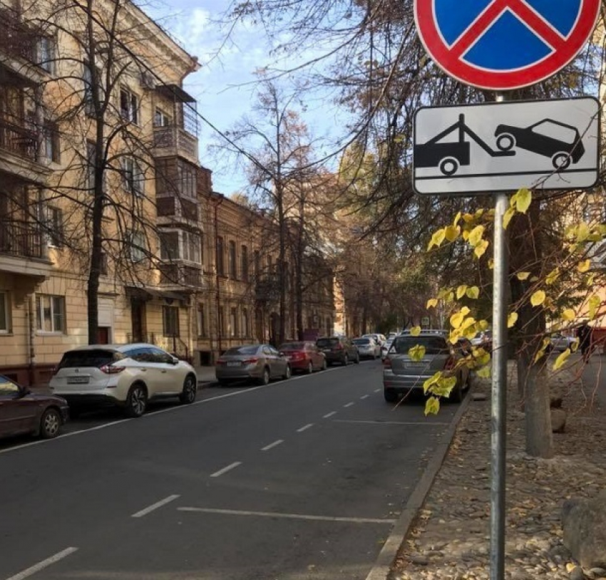 Праздник логики: в Волгограде запрещающий парковку знак поставили рядом с разметкой для парковки