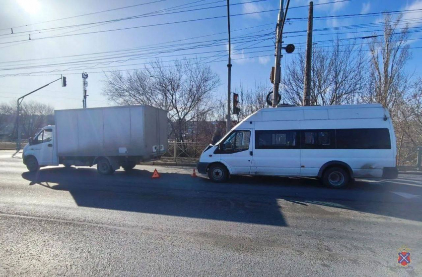 Ребенок пострадал в ДТП с маршруткой в Волгограде: видео 