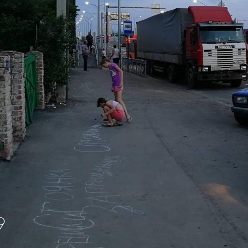 В Волгограде дети попросили водителей не ставить машины под окнами их домов