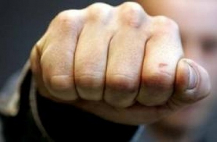 Под Волгоградом трое злоумышленников избили и ограбили 53-летнего