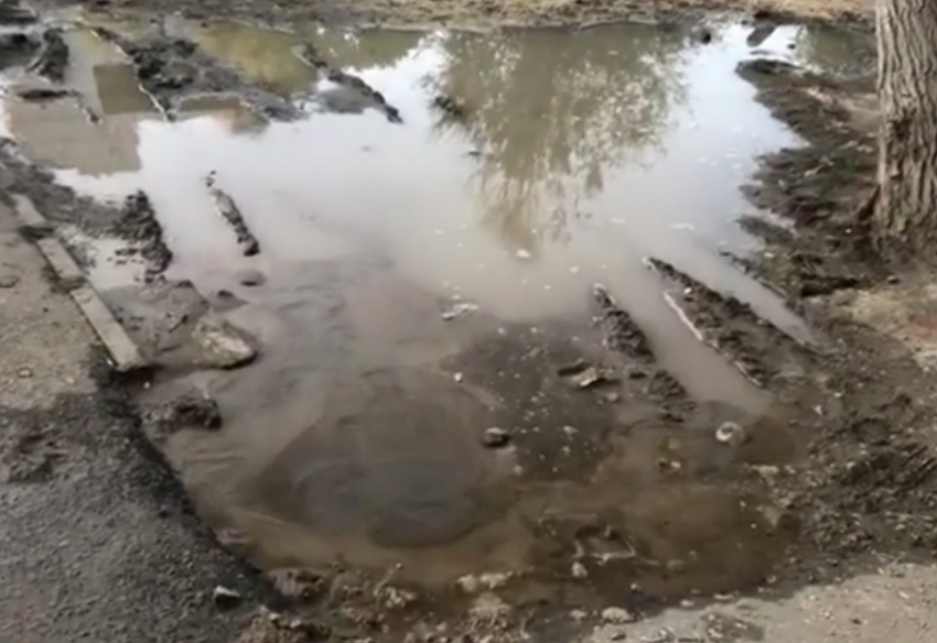 Коммунальный беспредел в Волгограде: вода два дня бьет ручьем из-под земли и всем плевать