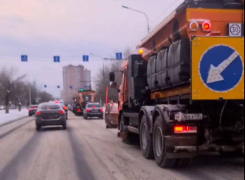 «Бесконтактную» расчистку дорог спецтехникой заметили в Волгограде 