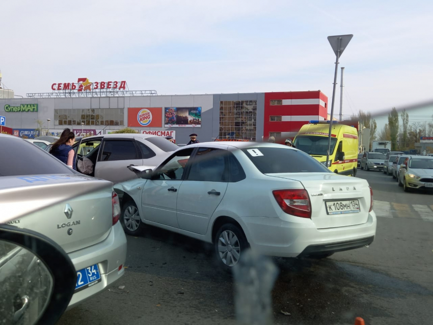Машина вылетела на тротуар у ТЦ: авария на севере Волгограда 