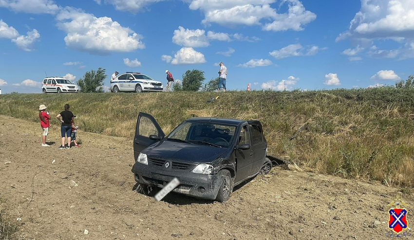 Столкновение двух иномарок с грузовиком на трассе под Волгоградом попало на видео