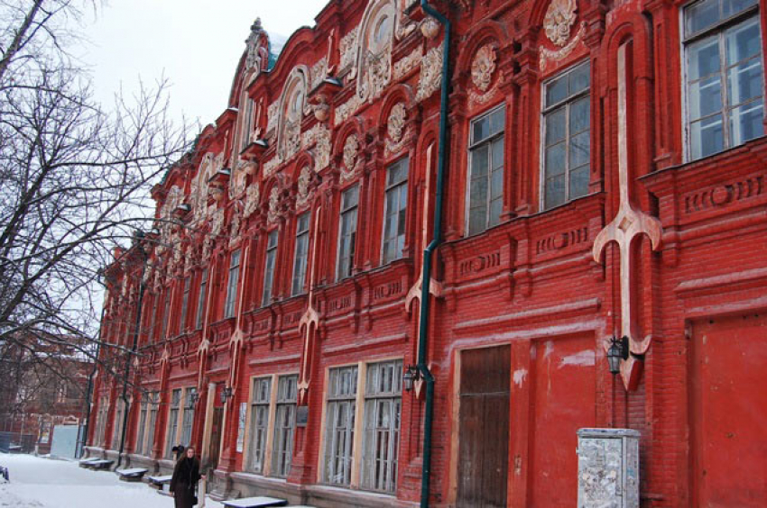 Не протирали поручни каждые два часа: замдиректора Казачьего театра оштрафован в Волгограде