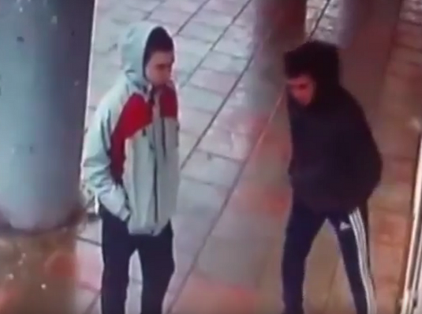 В Волгограде на видео попали двое подростков, похитивших деньги волонтеров