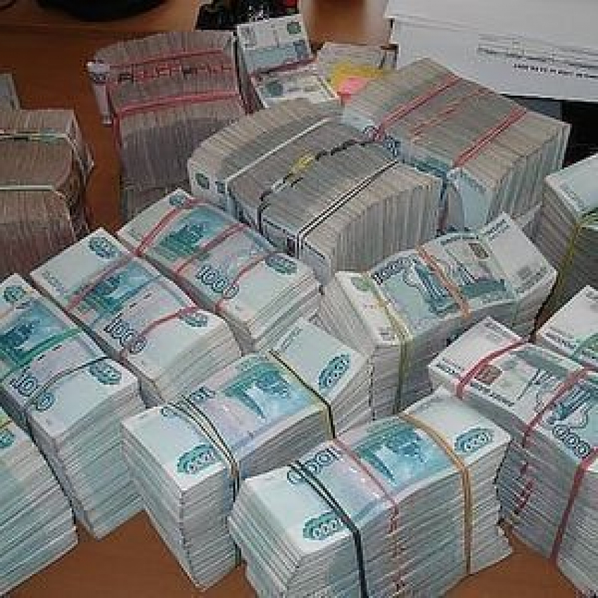 В Волгограде заведующая кассой банка присвоила более 5 миллионов на содержание мужа