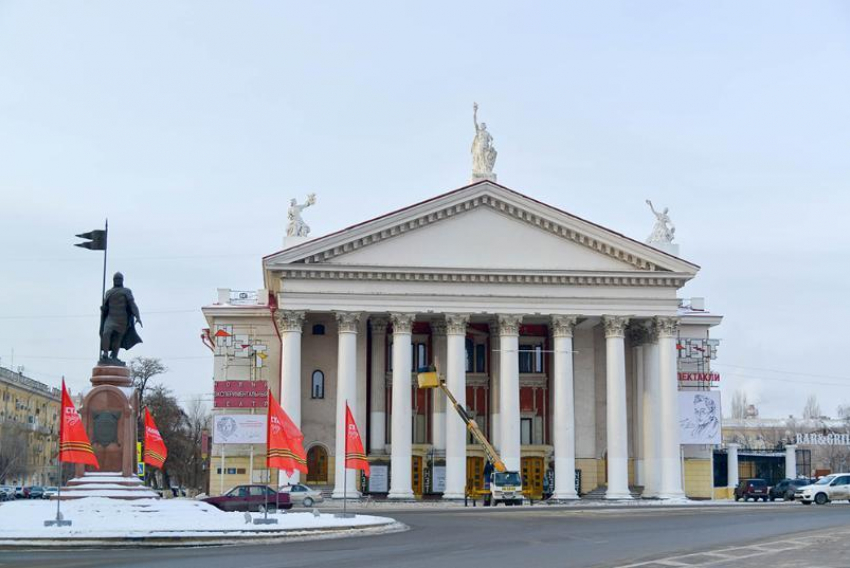 Волгоградскому губернатору сообщили о намерении актеров уйти из театра НЭТ
