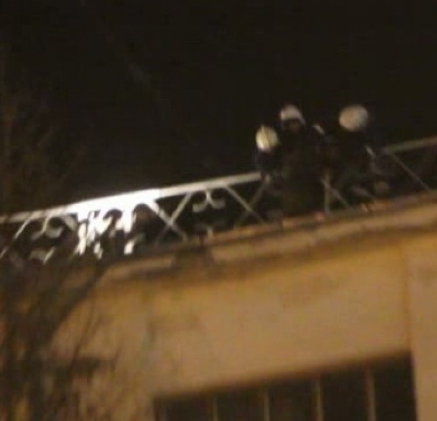 Ночью в Волгограде с крыши четырехэтажки снимали самоубийцу
