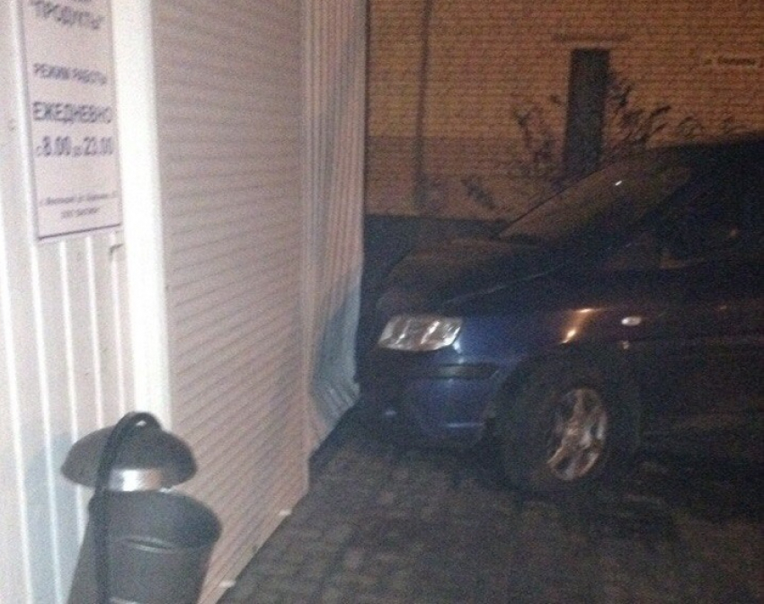 В Волгограде иномарка врезалась в столб и протаранила магазин