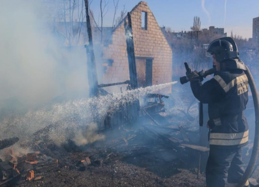 Мужчина сгорел в деревянном доме на юге Волгограда