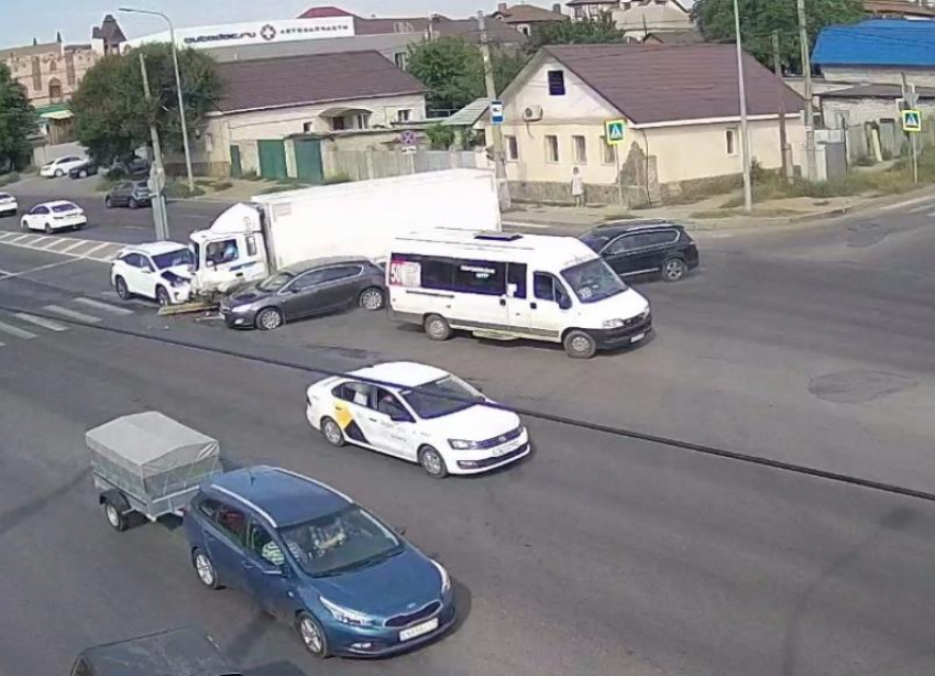Фургон с отказавшими тормозами протаранил три машины в Волгограде: ДТП попало на видео