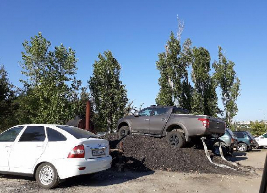 На западе Волгограда внедорожник застрял в куче асфальта