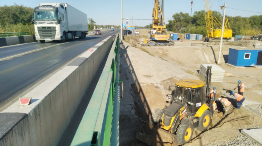 Разрушать мост при движущемся транспорте начали в пойме под Волгоградом