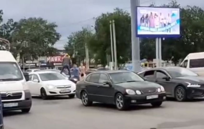 В Волгограде задержали водителя «Лексуса» — зачинщика эпичной драки на капоте 