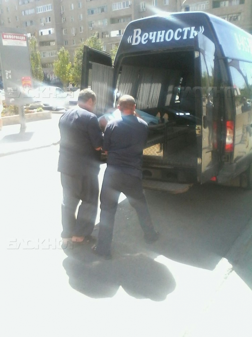 На рынке в Волжском на глазах у прохожих скончался мужчина