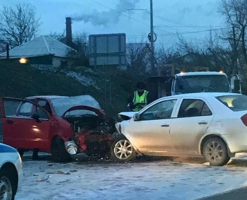 Водителя малолитражки вырезали из авто спасатели после аварии в Волгограде