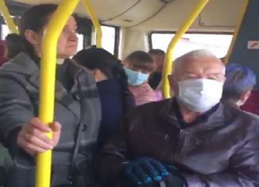 «Пусть вернут маршрутки»: волгоградец снял набитый с утра пассажирами автобус №77 на видео