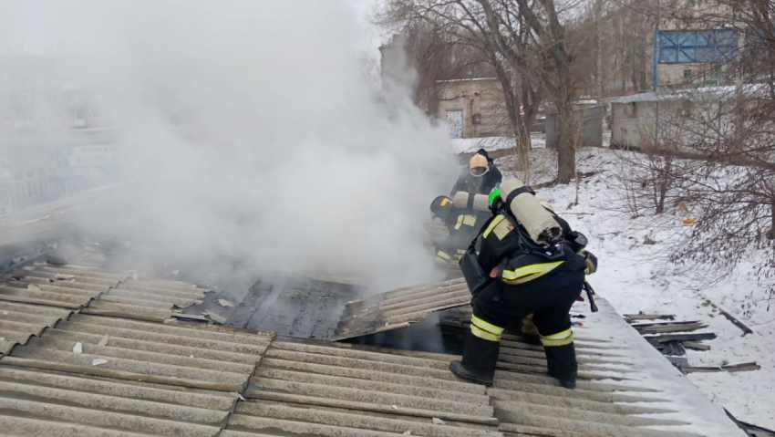 Тракторный рынок загорелся на севере Волгограда