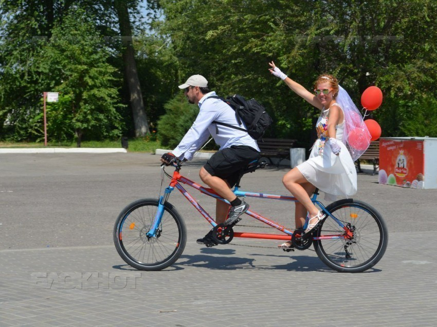 В Камышине молодожены отправились в путешествие на велосипеде