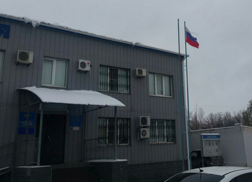 Порванный и потрепанный флаг РФ «украшает» отдел полиции под Волгоградом