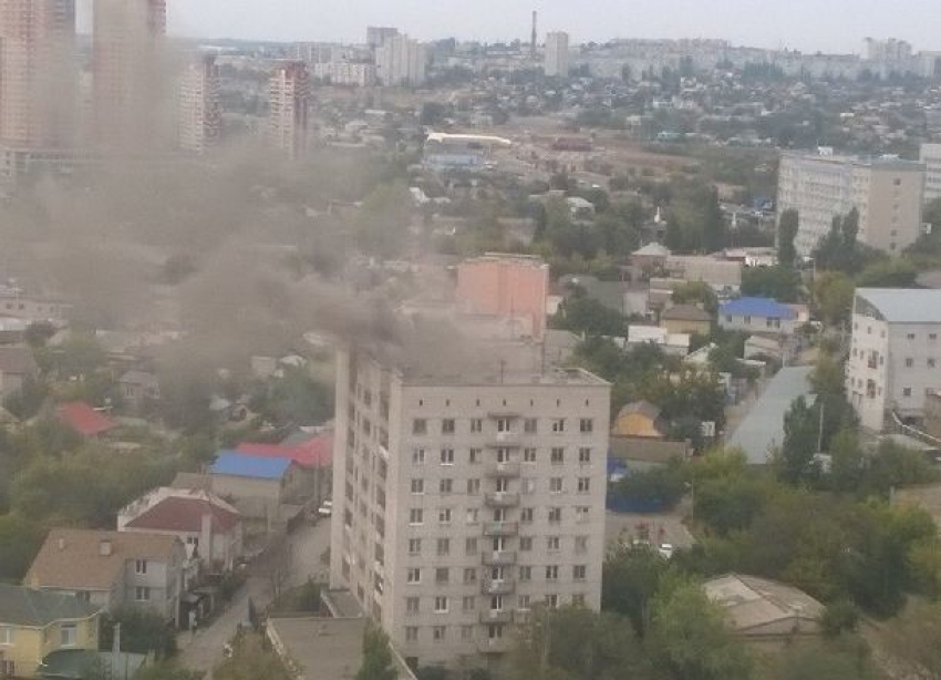 200 человек эвакуировали из объятой огнем многоэтажки в Волгограде