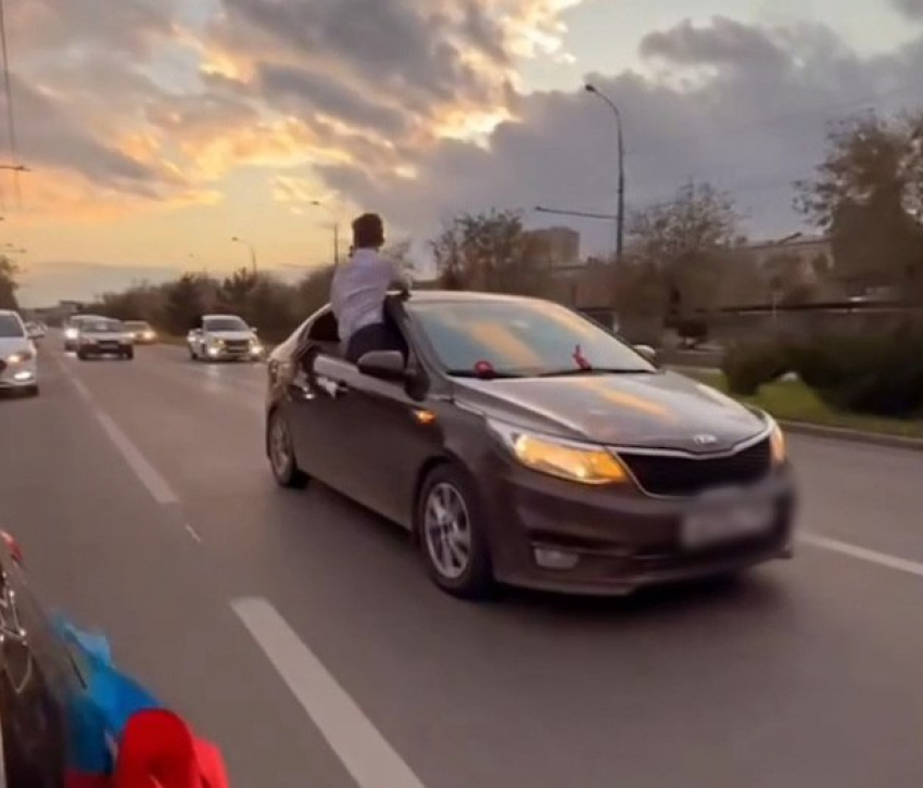 Вылез из окна: волгоградцу пришлось объясняться на видео за дерзкие покатушки 