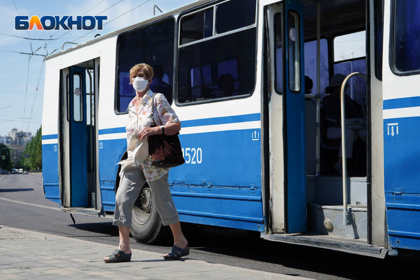 Кондуктор и пассажирка устроили драку в троллейбусе №15А в Волгограде: в ход пошел и кассовый аппарат