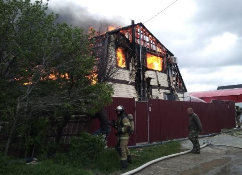 Крупный пожар в дачном поселке Волгограда сняли на видео