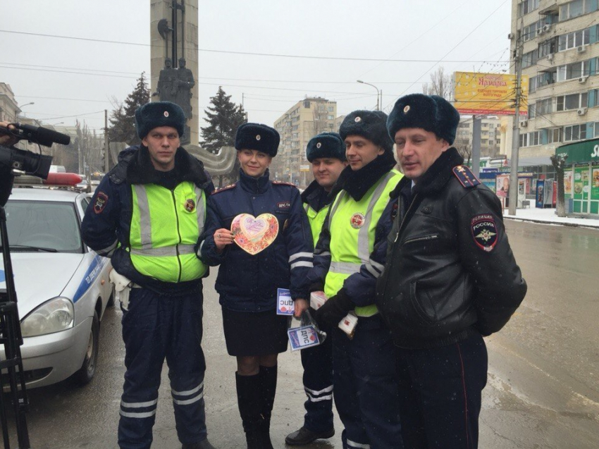В Волгограде сотрудники ГИБДД подарили водителям «валентинки» и стикеры с признанием в любви 
