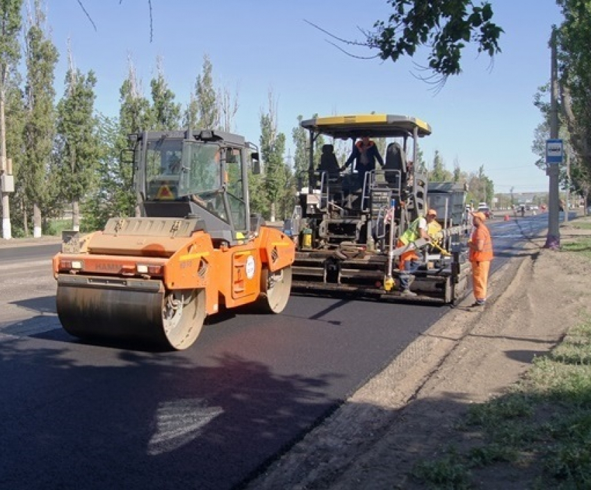 Волгоградские коммунальщики под покровом ночи ремонтируют улицы города