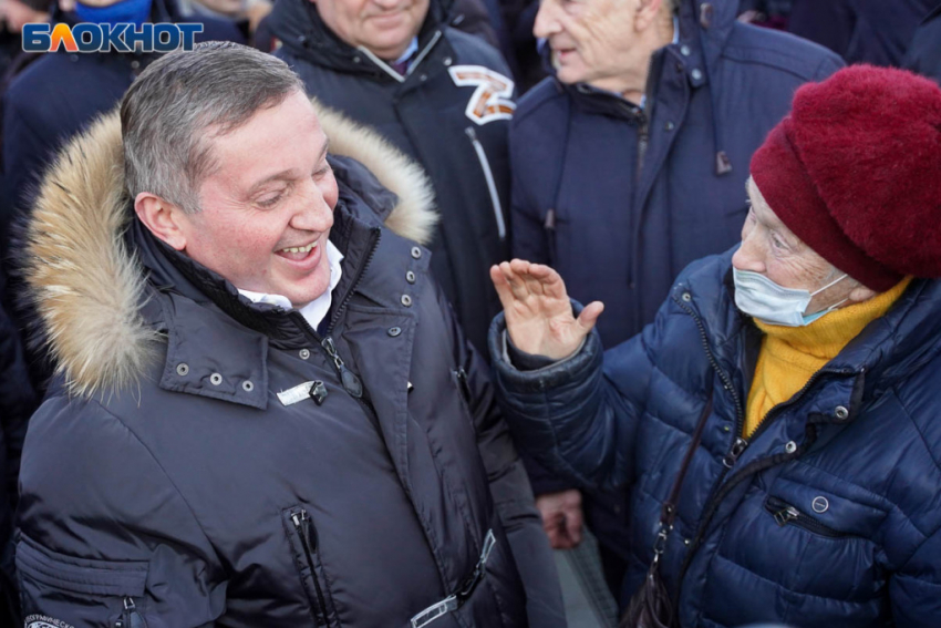 Пенсионерка дала пять губернатору: необычные фото политиков на акции «Крымская весна» в Волгограде