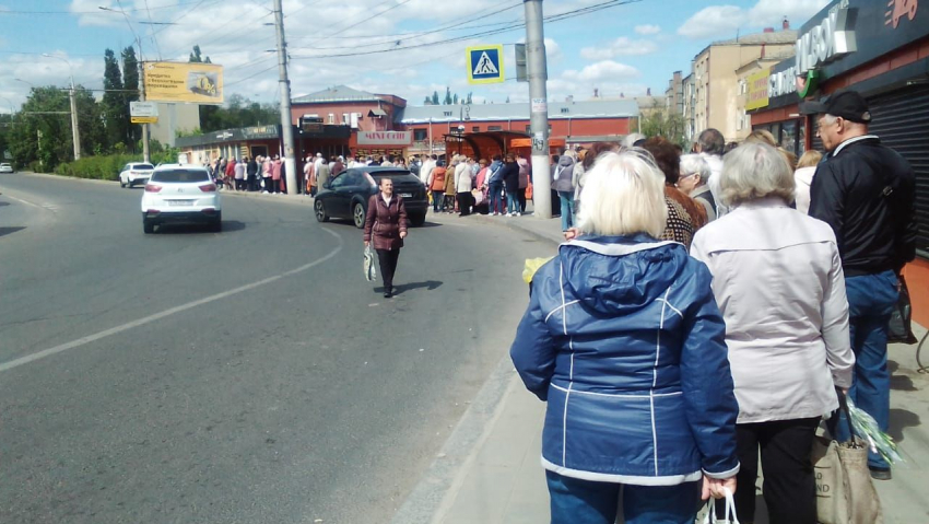 Гигантские очереди на автобусы до кладбищ собрались в Волгограде 