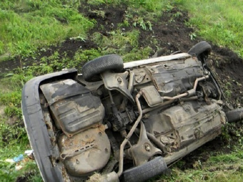ВАЗ улетел в овраг под Волгоградом: водитель погиб
