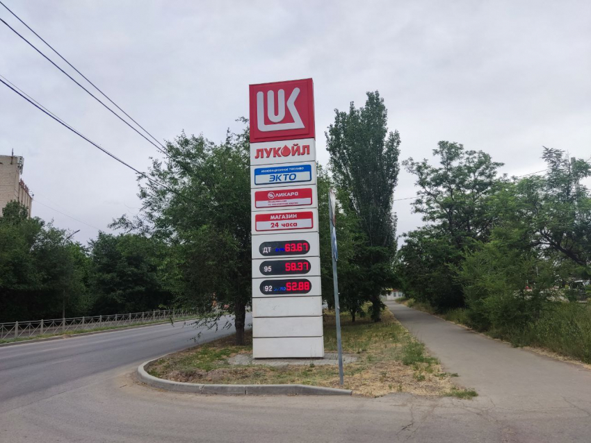 Все виды бензина продолжают дорожать в Волгограде 