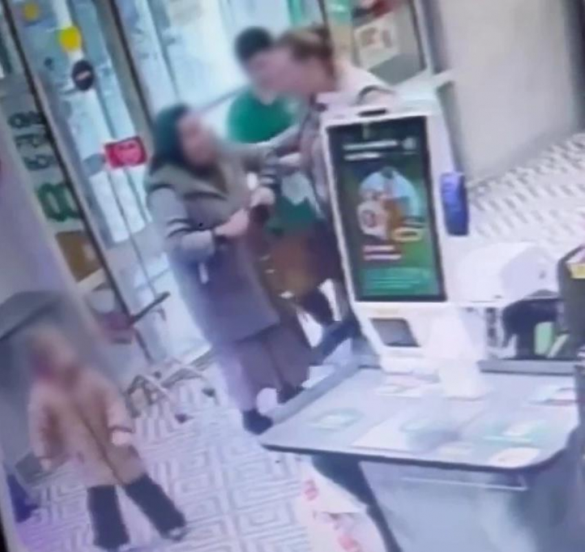 Неадекватная волгоградка напала на ребенка в магазине