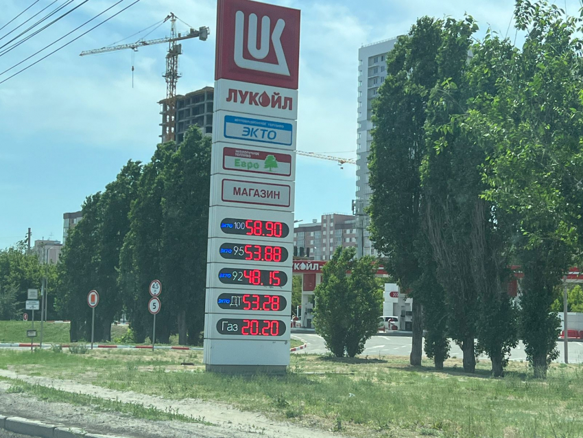 Волгоградстат и реальность: сравниваем цены на бензин в Волгограде