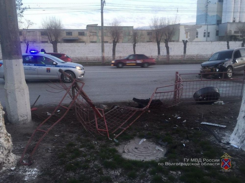 Водитель Chery получил страшную травму лица в столкновении с забором и столбом в Волгограде
