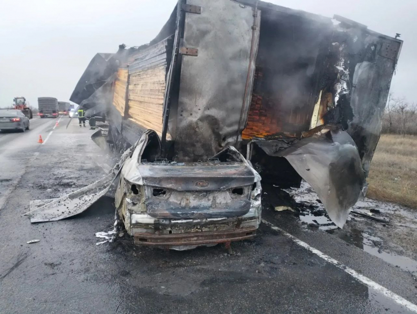 Странное ДТП с пожаром и тремя погибшими на волгоградской трассе разберут по косточкам следователи