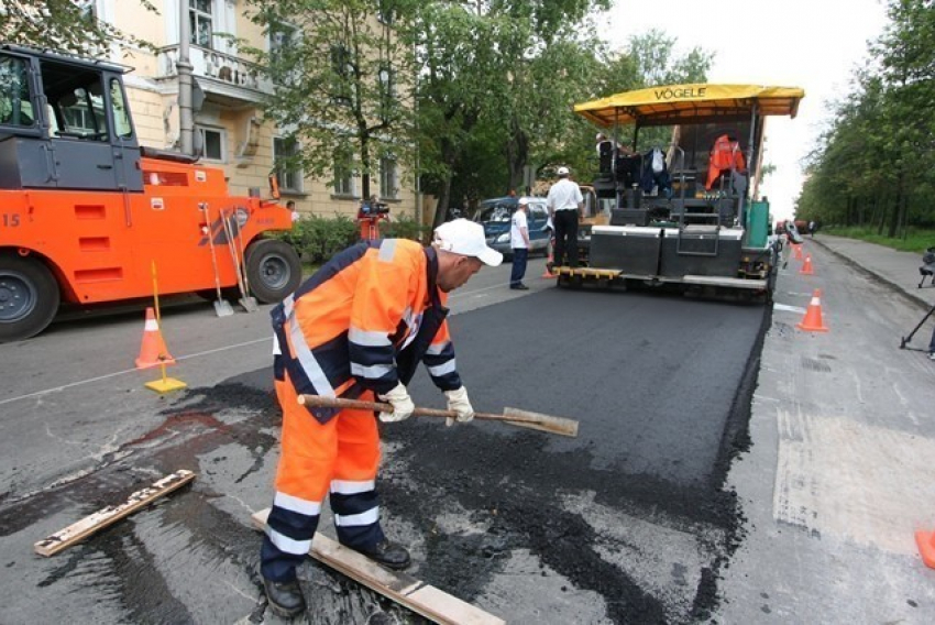Дорожники укладывают 600 тонн асфальтобетона на улице Рокоссовского в Волгограде