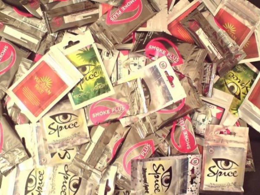 В Волжском 17-летних подростков за торговлю спайсом отправили в колонию