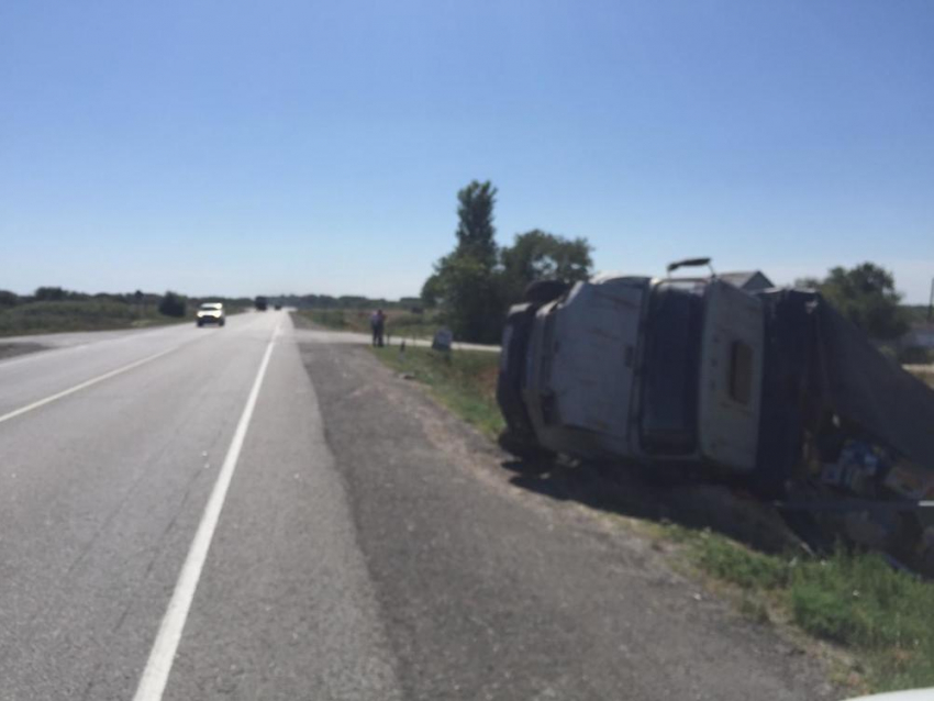 Под Волгоградом грузовик протаранил «четверку»: пострадали двое