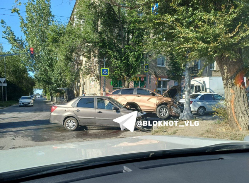 Пирамидкой встали легковушки после столкновения на проклятом перекрестке Волгограда