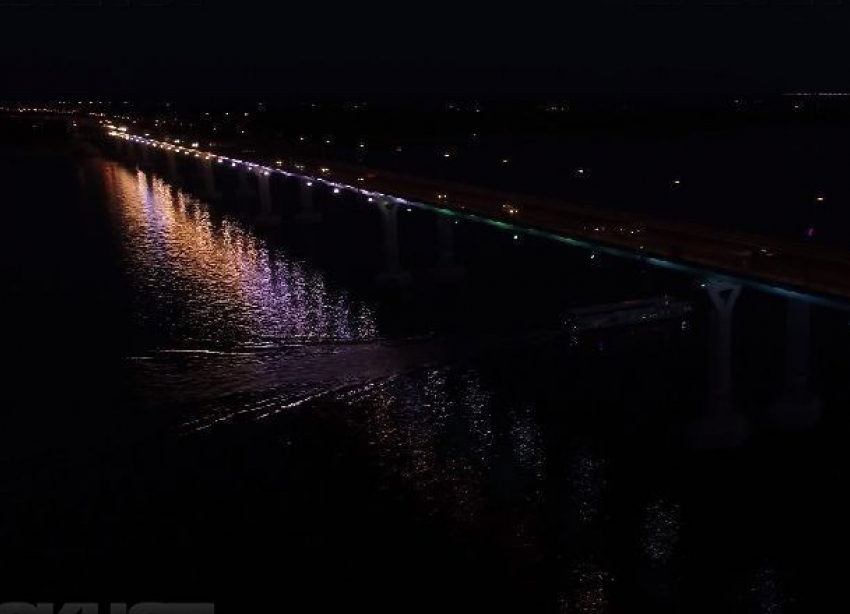 Фейерверк и световую инсталляцию «танцующего» моста волгоградцы увидят вечером воскресенья
