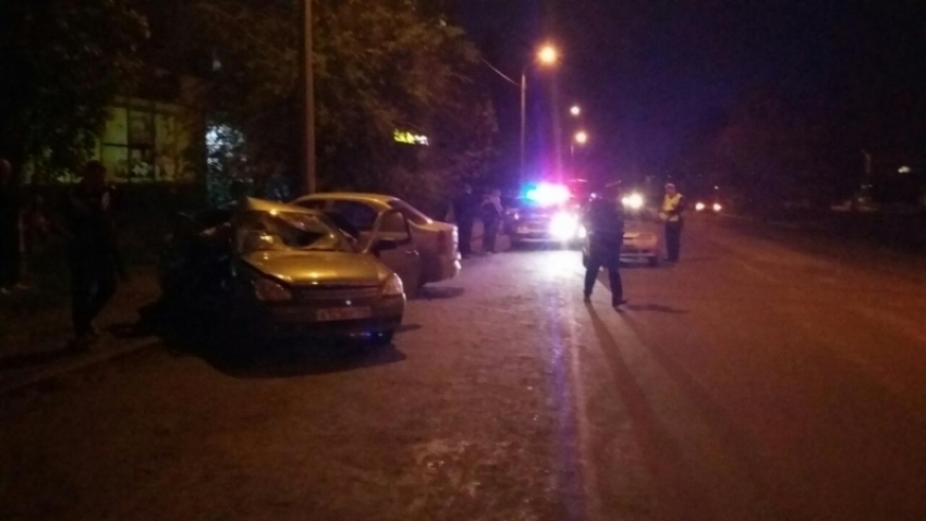 В Волгограде водитель «Лады» протаранил припаркованный Renault 