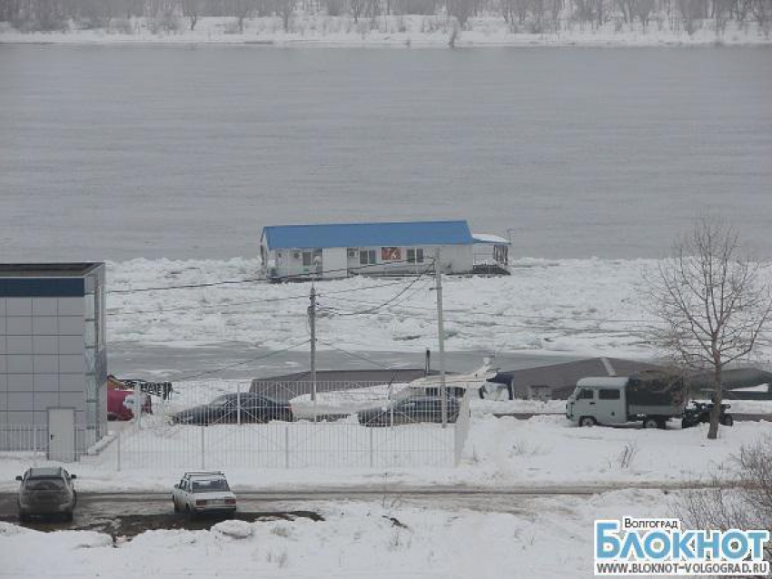 Баню, дрейфующую по Волге, прибило к берегу