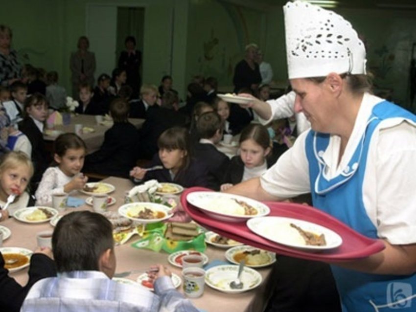В Волгоградской области родители платят за питание детей в школе картошкой и капустой